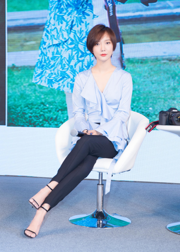 王珞丹同款,荷叶边宽袖口设计,优雅随性,下身搭配黑色修身长裤和一字